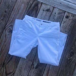 🌻 DKNY WHITE SKINNY JEANS